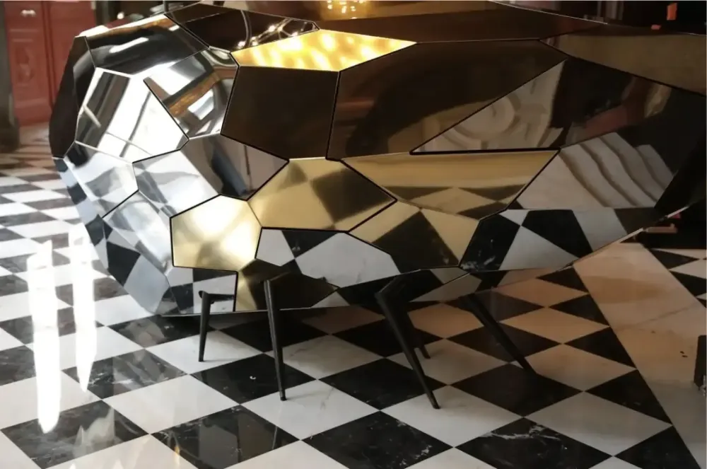 Réalisation peinture encre or sur toles inox pour la réalisation d'une banque d'accueil  en collaboration avec l'entreprise METALOBIL de Rezé (3)