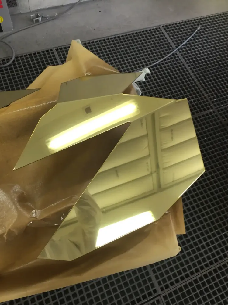 Réalisation peinture encre or sur toles inox pour la réalisation d'une banque d'accueil  en collaboration avec l'entreprise METALOBIL de Rezé (5)