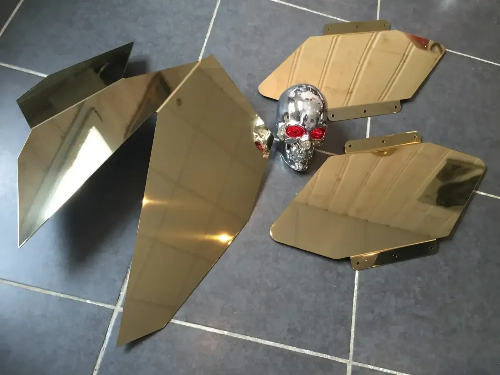 Réalisation peinture encre or sur toles inox pour la réalisation d'une banque d'accueil  en collaboration avec l'entreprise METALOBIL de Rezé (7)