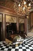 Réalisation peinture encre or sur toles inox pour la réalisation d'une banque d'accueil  en collaboration avec l'entreprise METALOBIL de Rezé (11)