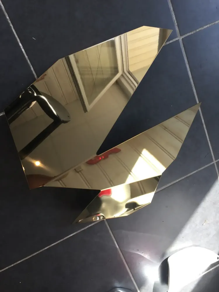 Réalisation peinture encre or sur toles inox pour la réalisation d'une banque d'accueil  en collaboration avec l'entreprise METALOBIL de Rezé (12)