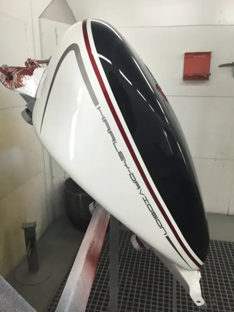Harley Davidson – Redressage réservoir & peinture déco 3 tons (6)