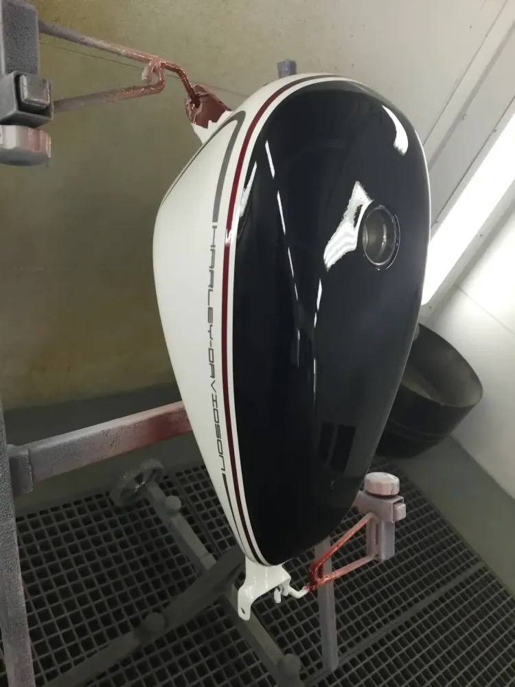 Harley Davidson – Redressage réservoir & peinture déco 3 tons (13)