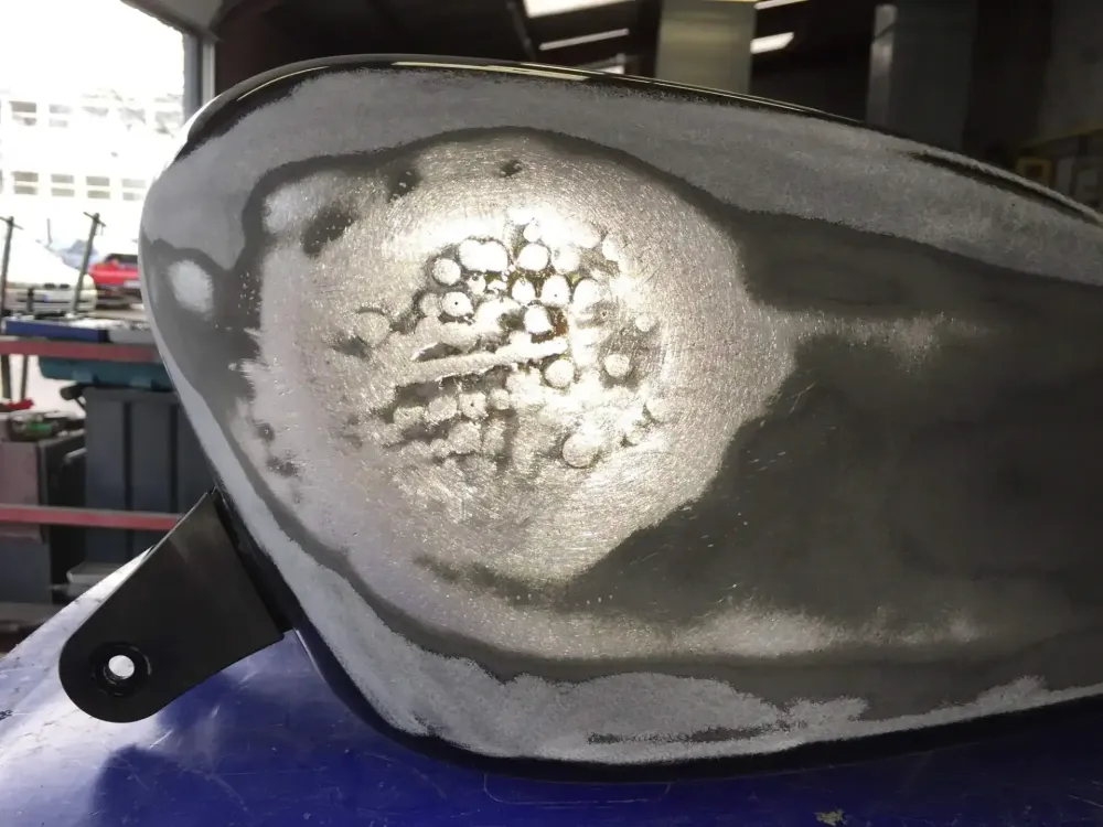 Harley Davidson – Redressage réservoir & peinture déco 3 tons (1)