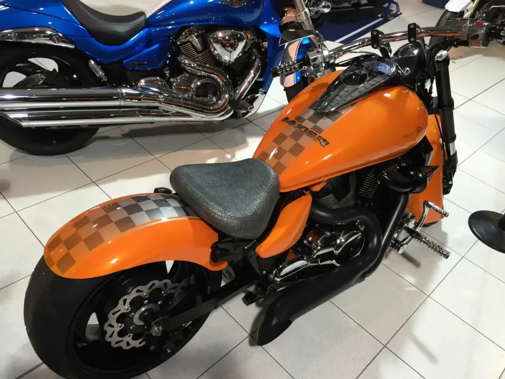 Suzuki Intruder Lamborghini – Peinture personnalisée (50)