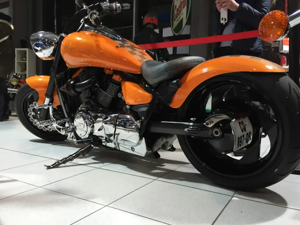Suzuki Intruder Lamborghini – Peinture personnalisée (54)