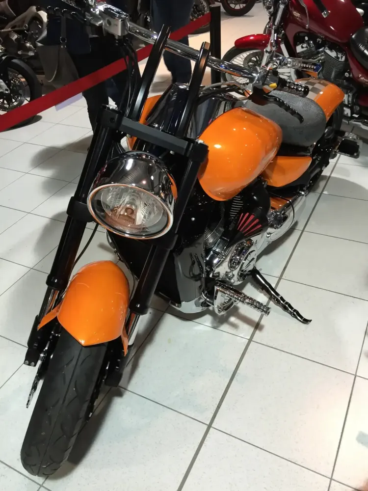 Suzuki Intruder Lamborghini – Peinture personnalisée (58)