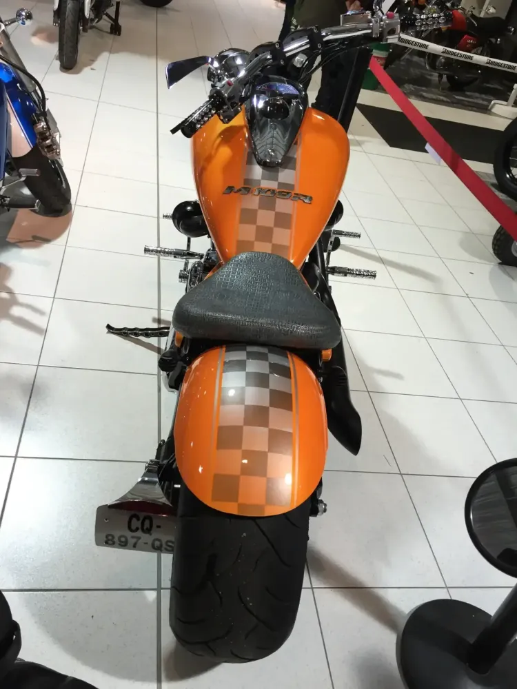 Suzuki Intruder Lamborghini – Peinture personnalisée (62)