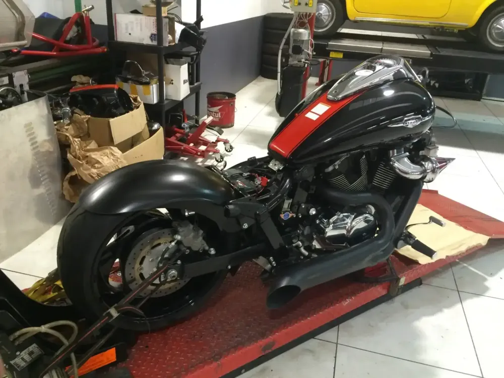 Suzuki Intruder Lamborghini – Peinture personnalisée (44)