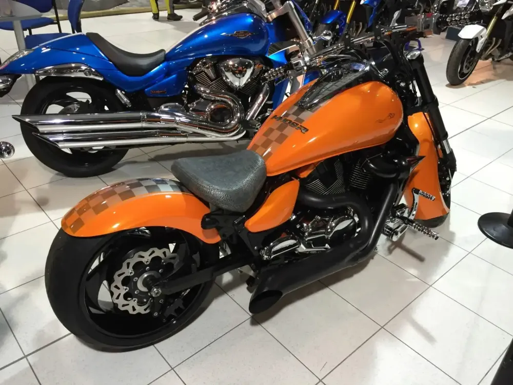 Suzuki Intruder Lamborghini – Peinture personnalisée (46)