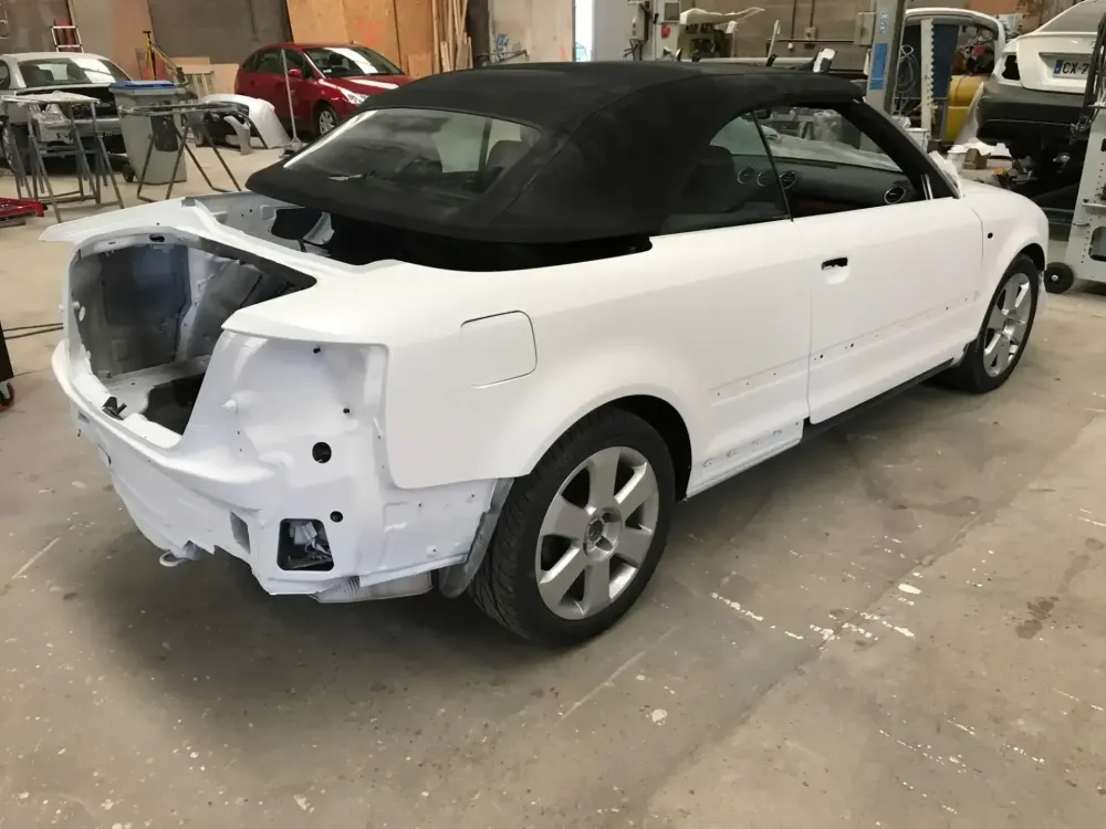 AUDI A4 CABRIOLET Réparation, changement d'aile arrière gauche , puis préparation complète pour changement de couleur en blanc opaque audi (14)