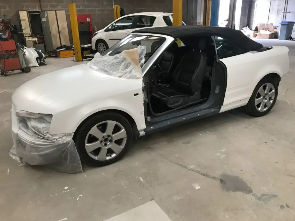 AUDI A4 CABRIOLET Réparation, changement d'aile arrière gauche , puis préparation complète pour changement de couleur en blanc opaque audi (24)