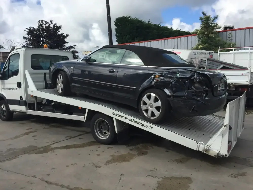 AUDI A4 CABRIOLET Réparation, changement d'aile arrière gauche , puis préparation complète pour changement de couleur en blanc opaque audi (28)