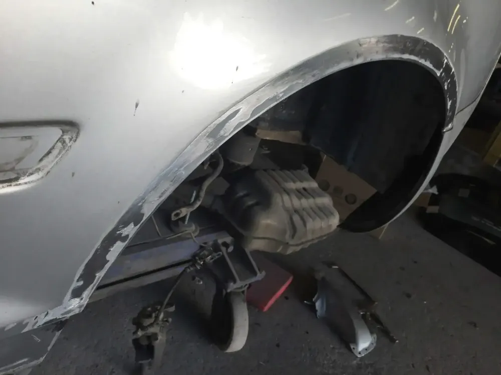 AUDI A4 CABRIOLET Réparation, changement d'aile arrière gauche , puis préparation complète pour changement de couleur en blanc opaque audi (34)