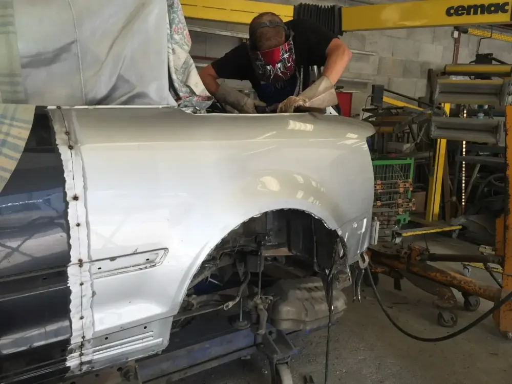 AUDI A4 CABRIOLET Réparation, changement d'aile arrière gauche , puis préparation complète pour changement de couleur en blanc opaque audi (35)