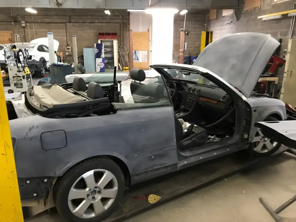 AUDI A4 CABRIOLET Réparation, changement d'aile arrière gauche , puis préparation complète pour changement de couleur en blanc opaque audi (37)