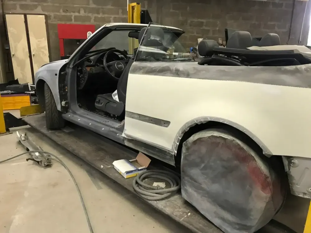 AUDI A4 CABRIOLET Réparation, changement d'aile arrière gauche , puis préparation complète pour changement de couleur en blanc opaque audi (38)