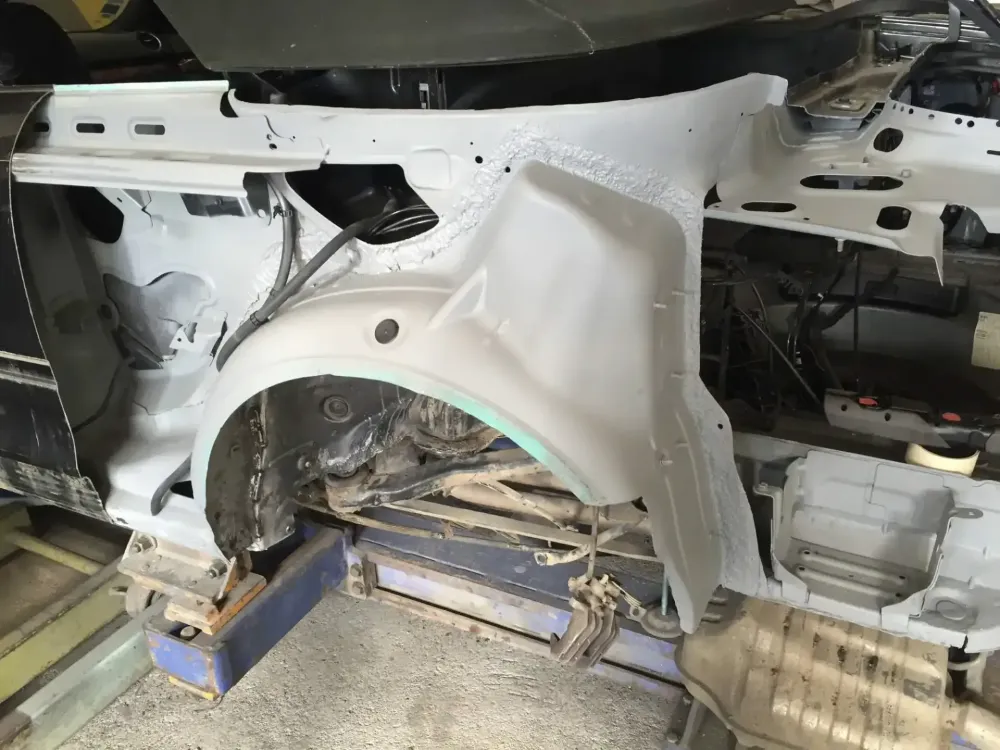 AUDI A4 CABRIOLET Réparation, changement d'aile arrière gauche , puis préparation complète pour changement de couleur en blanc opaque audi (39)