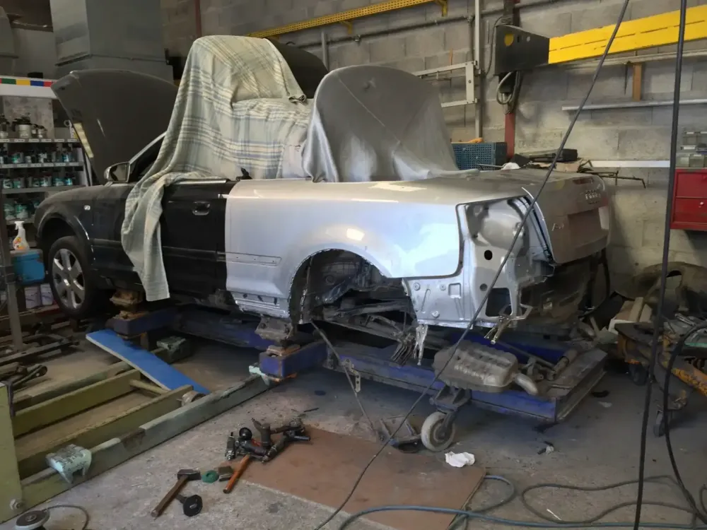 AUDI A4 CABRIOLET Réparation, changement d'aile arrière gauche , puis préparation complète pour changement de couleur en blanc opaque audi (47)