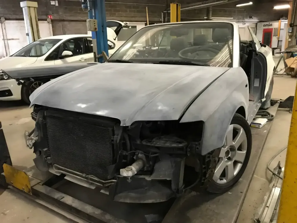 AUDI A4 CABRIOLET Réparation, changement d'aile arrière gauche , puis préparation complète pour changement de couleur en blanc opaque audi (50)