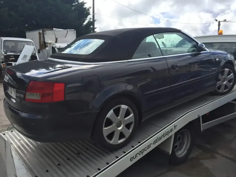 AUDI A4 CABRIOLET Réparation, changement d'aile arrière gauche , puis préparation complète pour changement de couleur en blanc opaque audi (51)