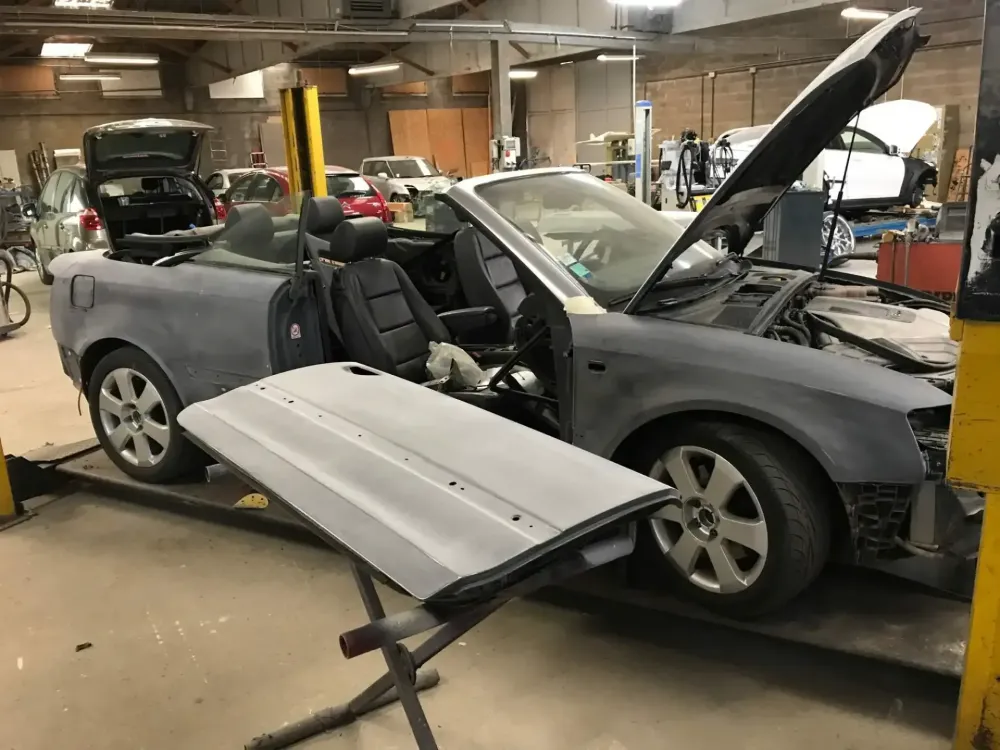 AUDI A4 CABRIOLET Réparation, changement d'aile arrière gauche , puis préparation complète pour changement de couleur en blanc opaque audi (54)