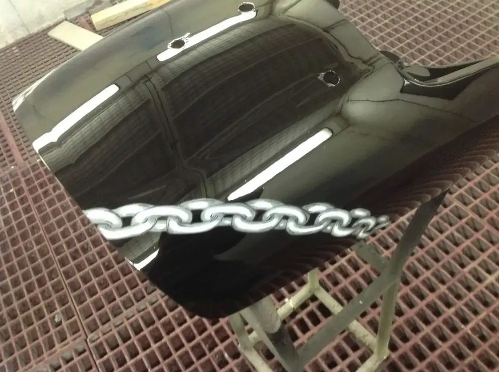 Harley V-Rod Muscle – Aérographie aigle & chaînes (2)