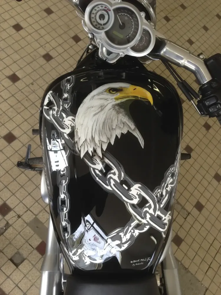 Harley V-Rod Muscle – Aérographie aigle & chaînes (8)