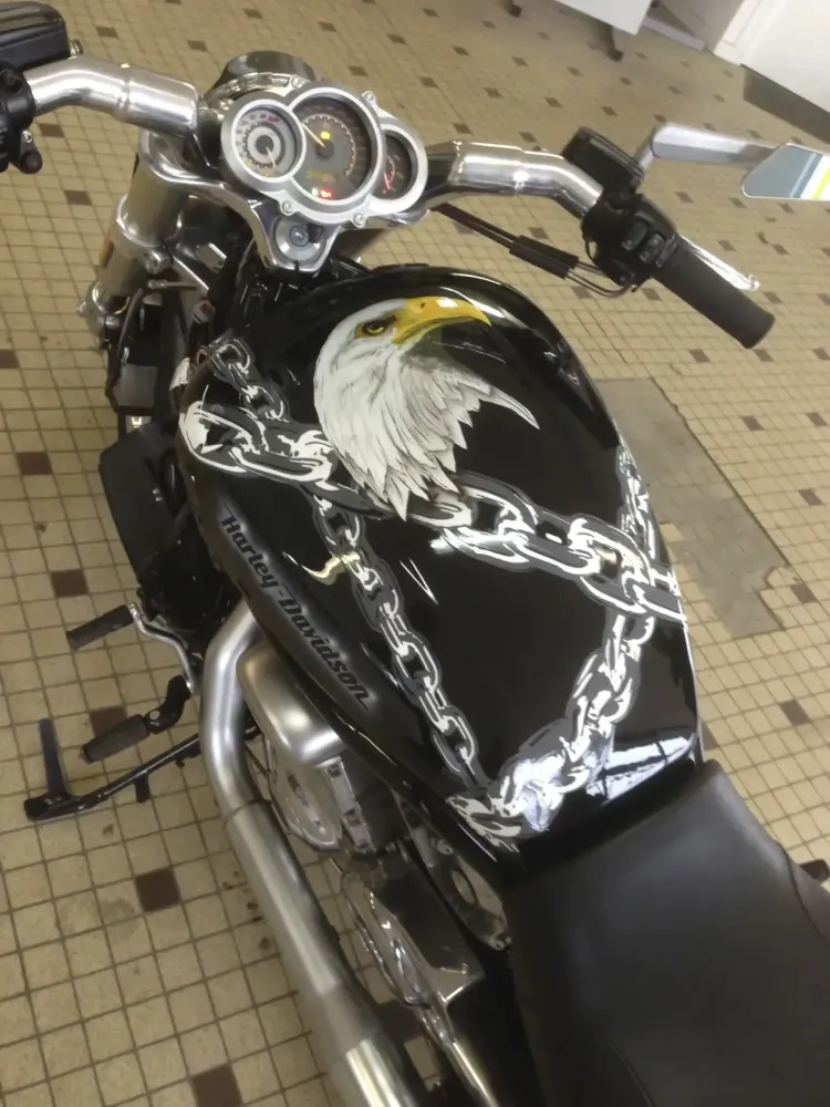 Harley V-Rod Muscle – Aérographie aigle & chaînes (17)