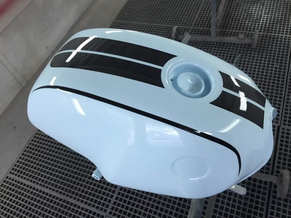 BMW Café Racer – Peinture réservoir, déco strip (Nantes 44)