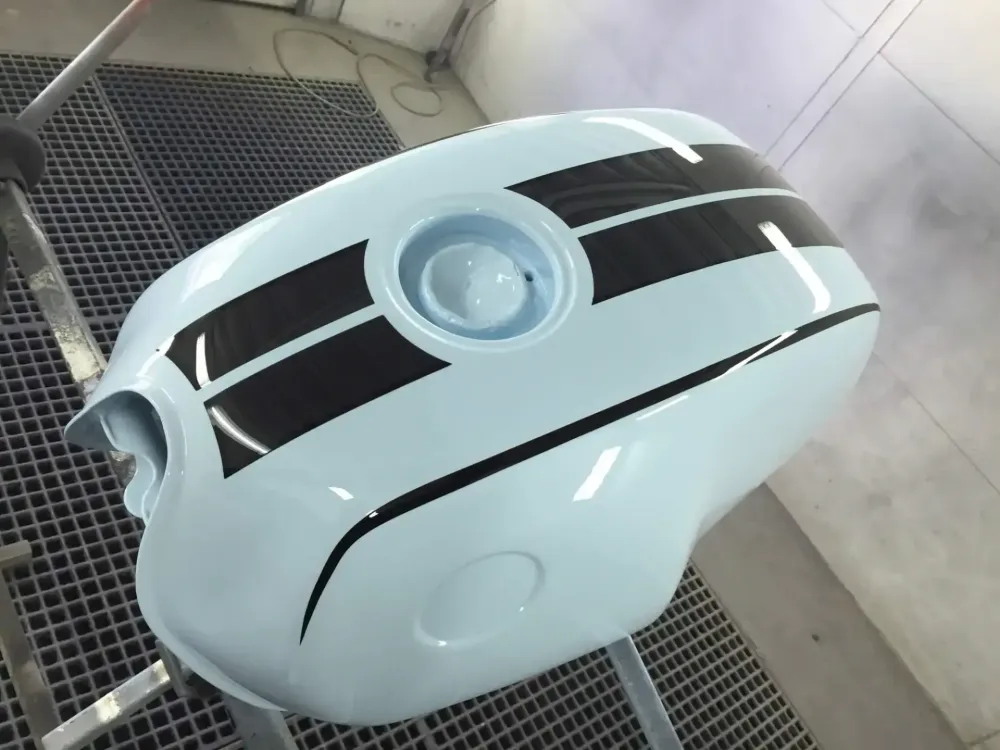 BMW Café Racer – Peinture réservoir, déco strip (Nantes 44) (2)