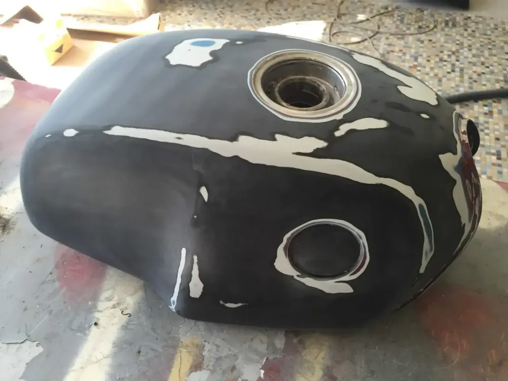 BMW Café Racer – Peinture réservoir, déco strip (Nantes 44) (12)