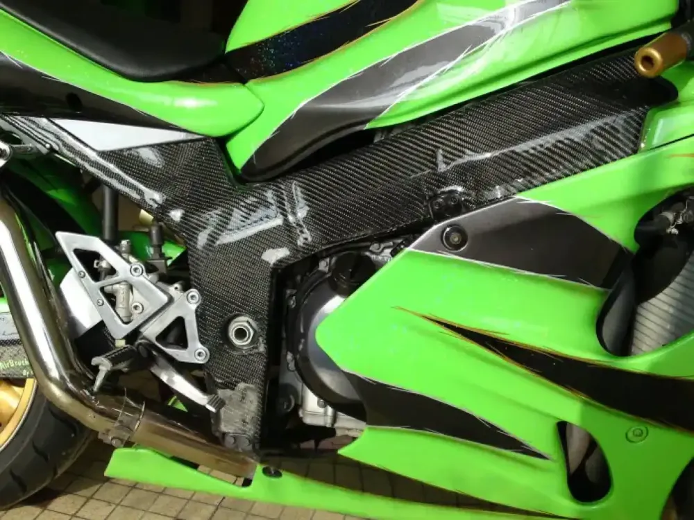 ZX7R châssis carbone fibre (11)