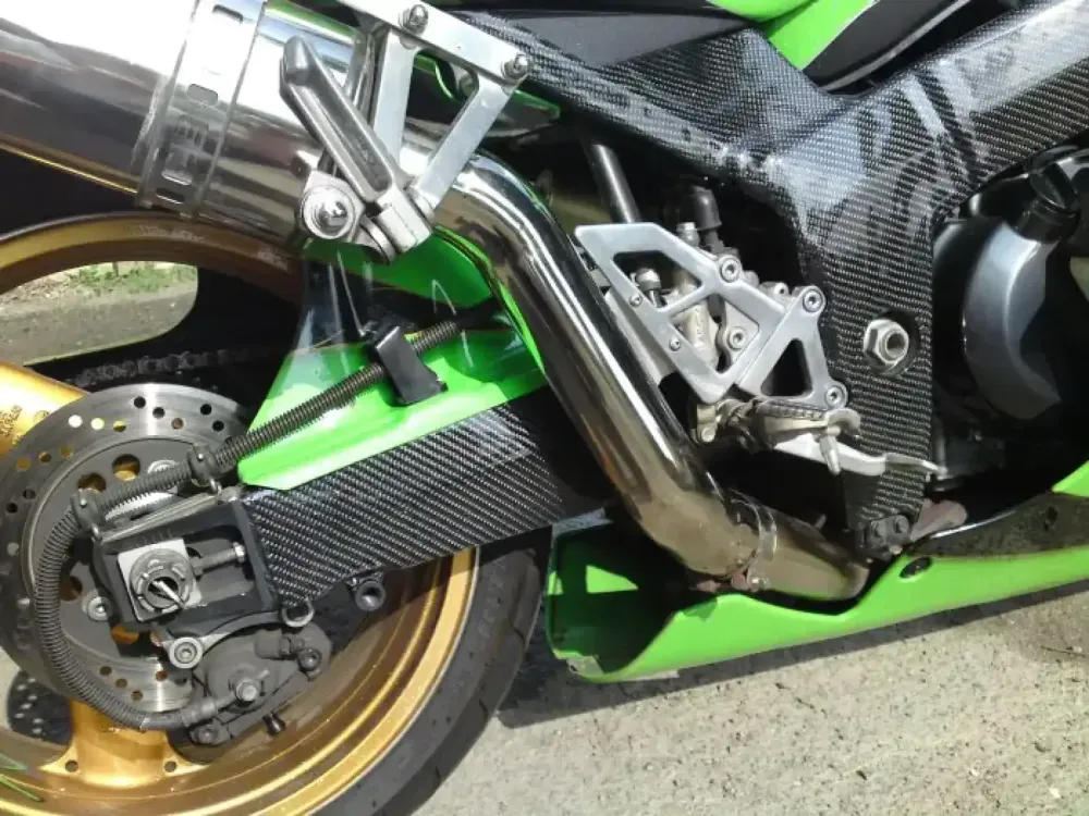ZX7R châssis carbone fibre (1)