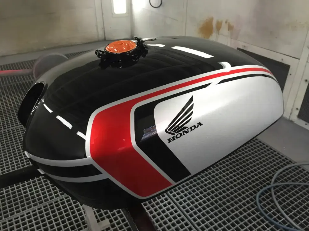 Honda Café Racer – Redressage réservoir & déco
