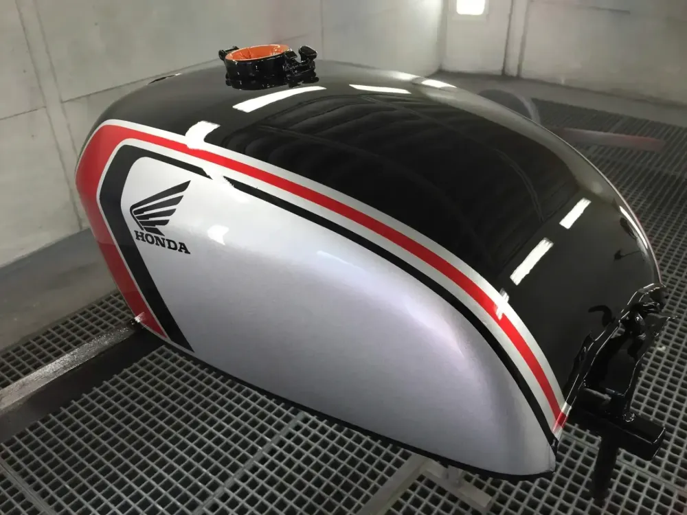 Honda Café Racer – Redressage réservoir & déco (2)