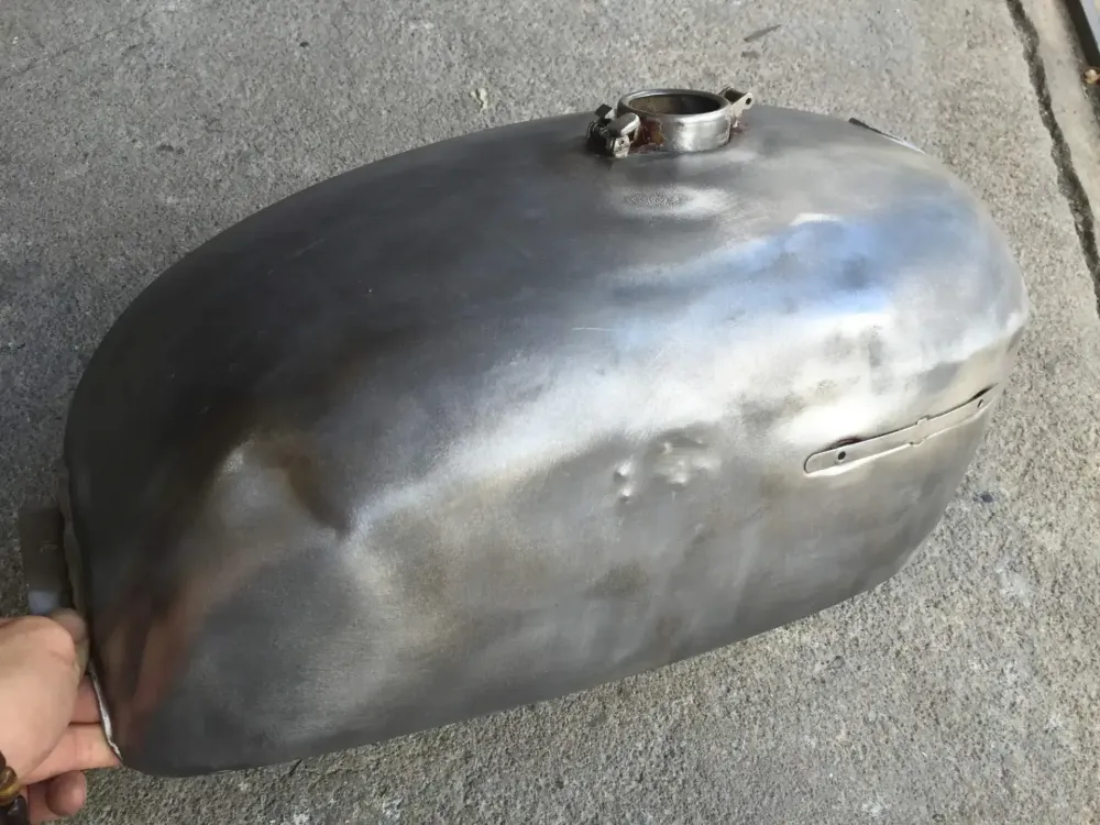 Honda Café Racer – Redressage réservoir & déco (3)