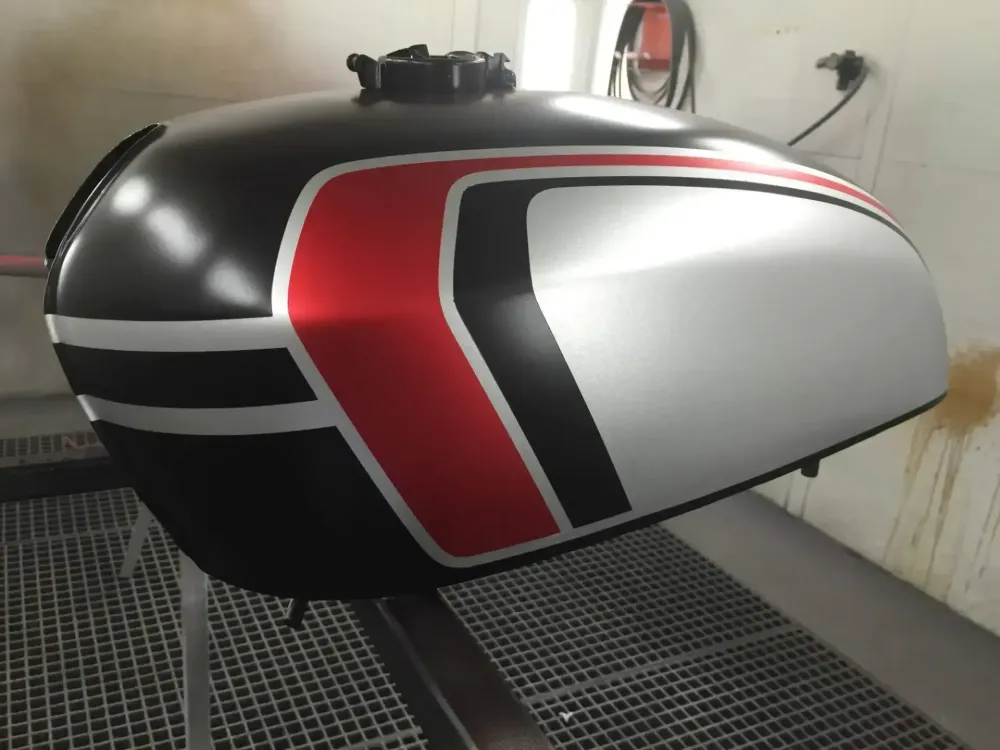 Honda Café Racer – Redressage réservoir & déco (4)