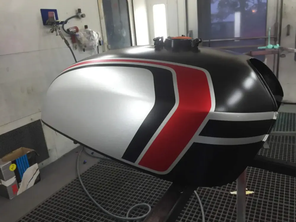 Honda Café Racer – Redressage réservoir & déco (13)