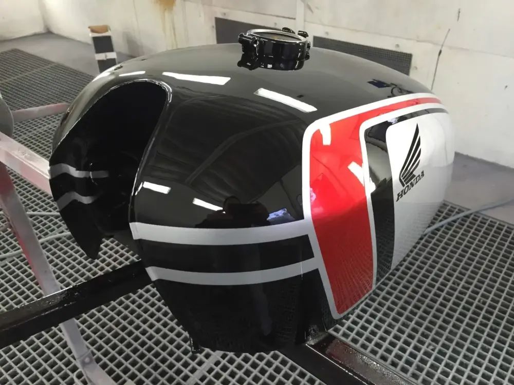 Honda Café Racer – Redressage réservoir & déco (16)