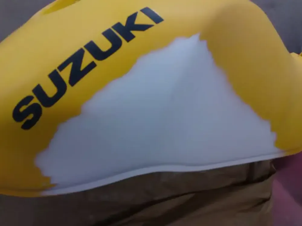 SUZUKI 650 SV réparation reservoir et flancs (1)