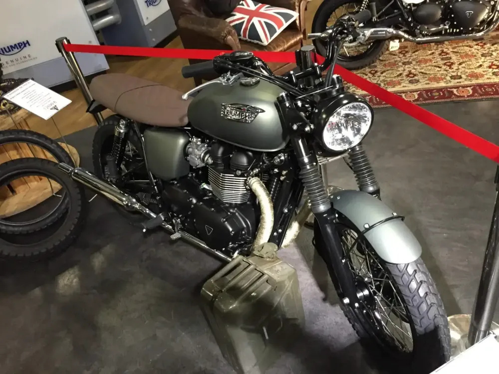 Triumph Bonneville – Peinture moto (Nantes 44) (1)