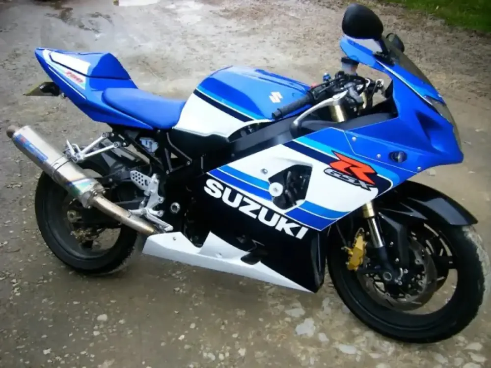 Suzuki GSXR 750 – Réparation & peinture d’origine (1)
