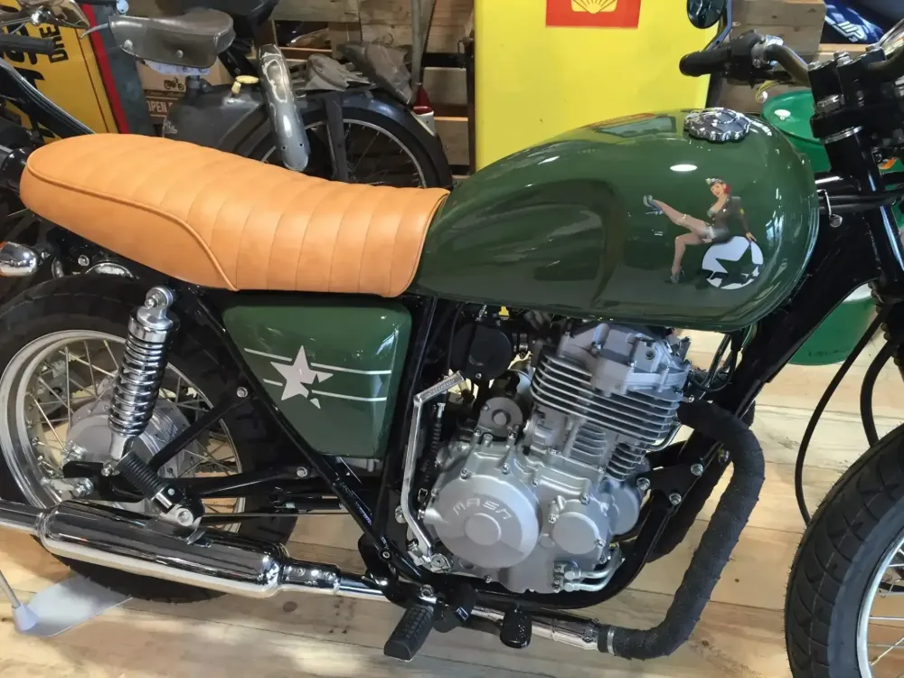 Mash 400 – Peinture personnalisée pin-up (54)