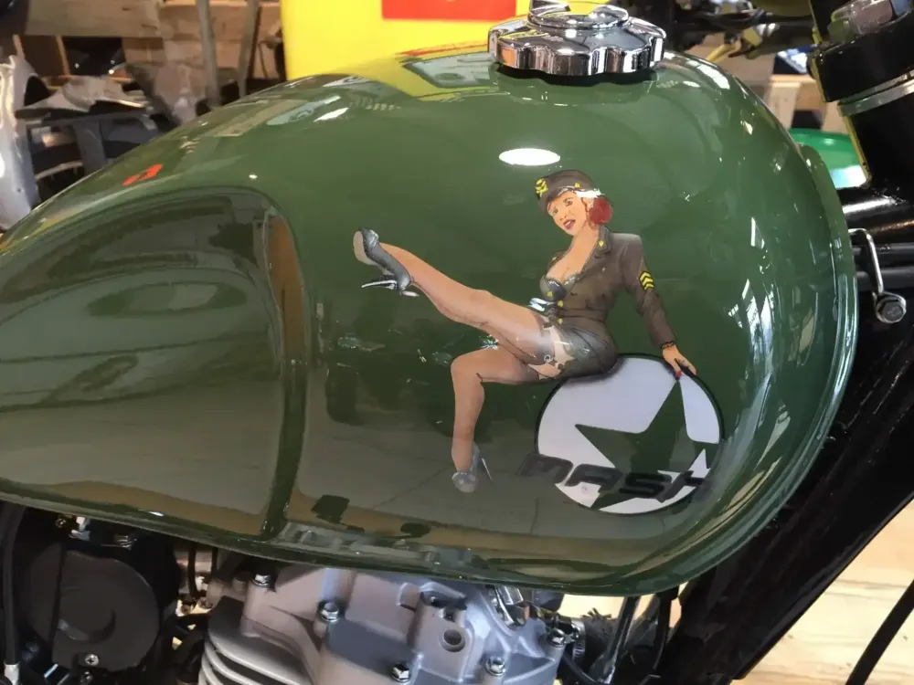 Mash 400 – Peinture personnalisée pin-up (60)