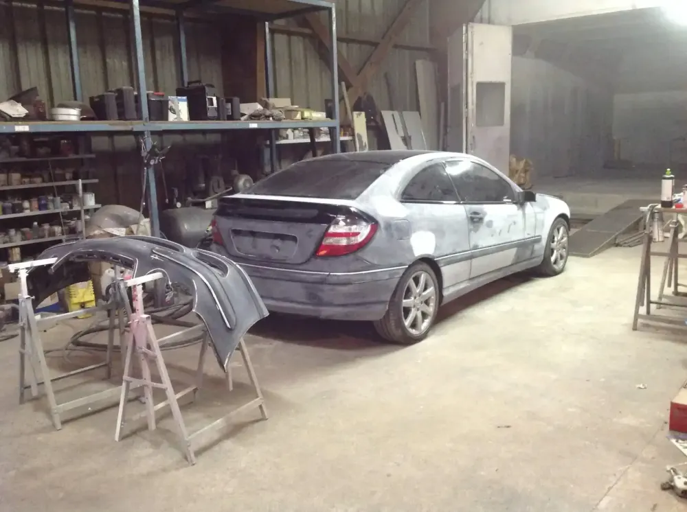 Coupé Mercedes C220 – Réparation et peinture complète