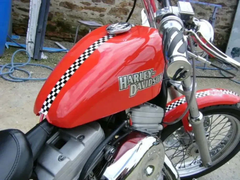 Harley Davidson Décoration Diablotin rouge et damier (8)