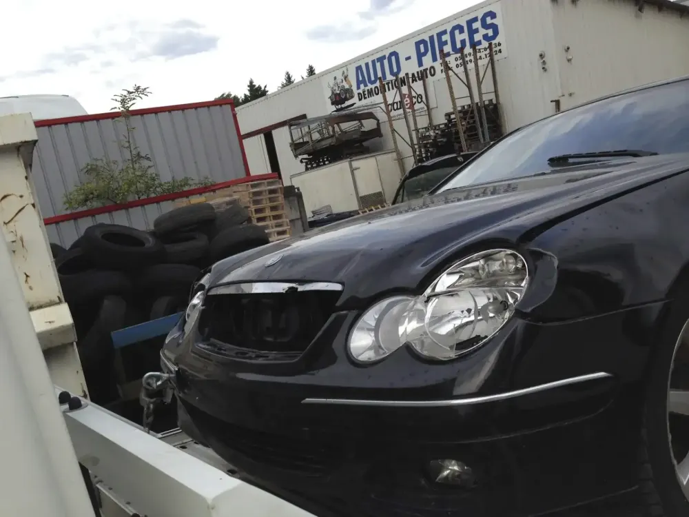 Coupé Mercedes C220 – Réparation et peinture complète (20)