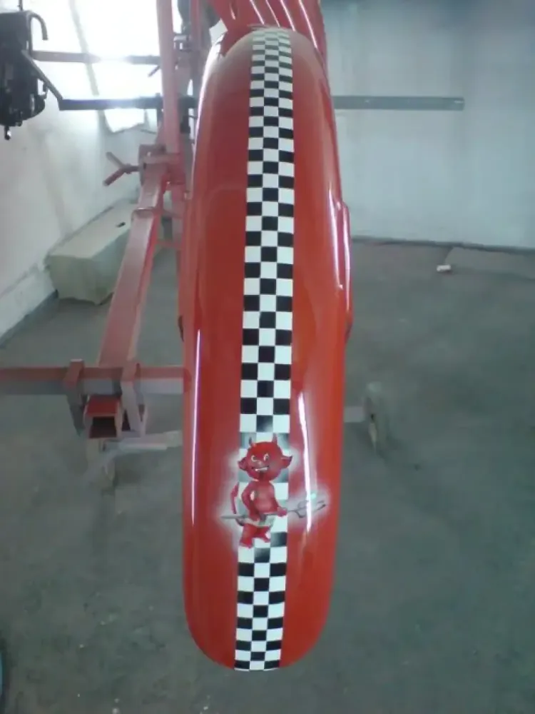 Harley Davidson Décoration Diablotin rouge et damier (11)