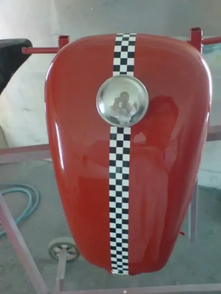 Harley Davidson Décoration Diablotin rouge et damier (1)